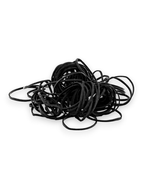 Élastiques - tas d'élastiques noirs sur fond blanc
