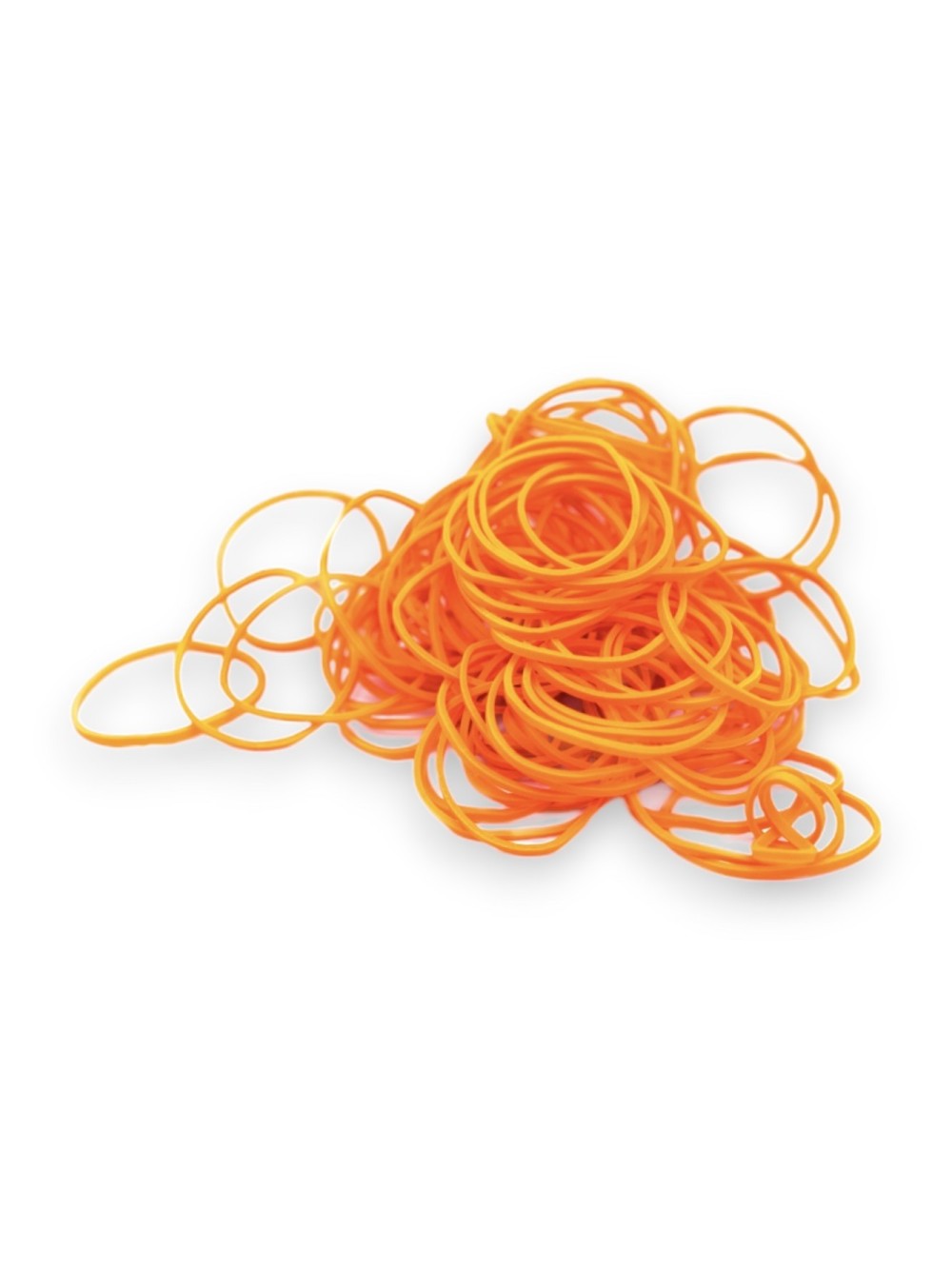 Élastiques - tas d'élastiques orange sur fond blanc